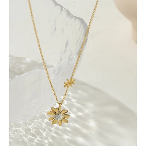 NEW 18K Gold Plated Diamond Daisy Flower Necklace - Picture 4 of 6